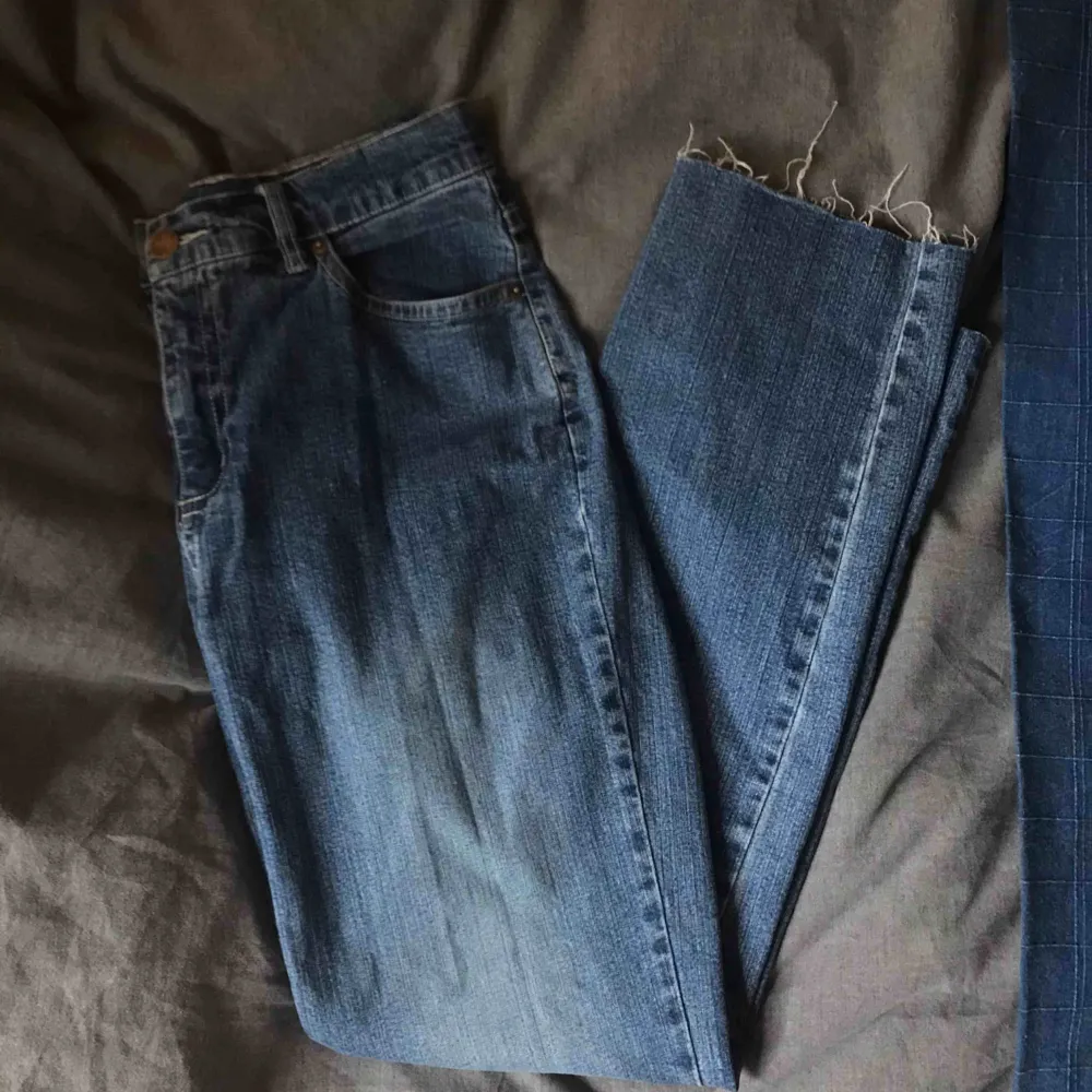 Supersköna och snygga jeans🤩 avklippta nertill:) Typ en storlek S-M och är jättestretschiga! Köpta second hand. Jeans & Byxor.
