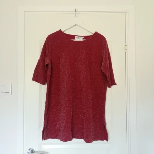  - Jättesnygg oversize tisha/tunika från 2hand men bra material så ser inte alls utsliten ut. Knallröd och glittrig, kan det bli bättre? ✨✨✨