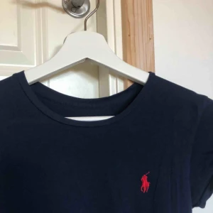  - ÄKTA blå t-shirt från Ralph Lauren, säljer pga inte min stil