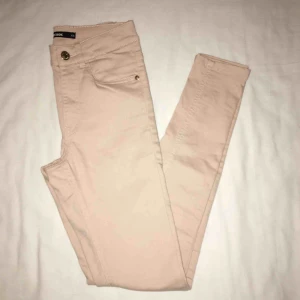  - Ljus beiga byxor som passar både XS och S. Knappt använda. Har du några frågor eller vill ha fler bilder är det bara att skriva till mig 😊 Frakt betalar köparen. 