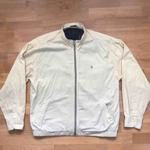  - Snygg jacka som passar bra att ha på våren. Innerfickor på båda sidorna