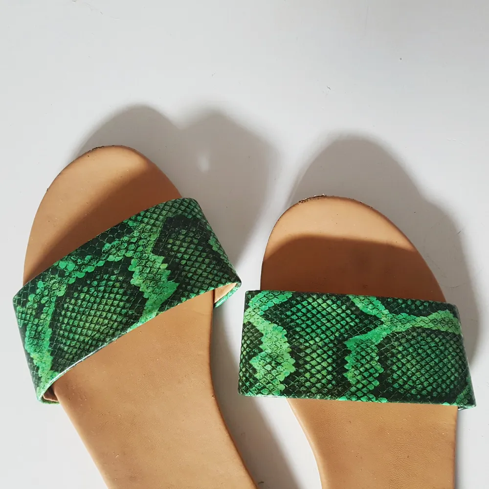 Skitsnygga skor med grönt ormskinn. . Skor.