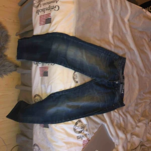  - Blåa jeans från bik bok i nyskick! Kommer ej till användning där av säljes de! Lite lösa nere vid fotlederna men en tajt modell