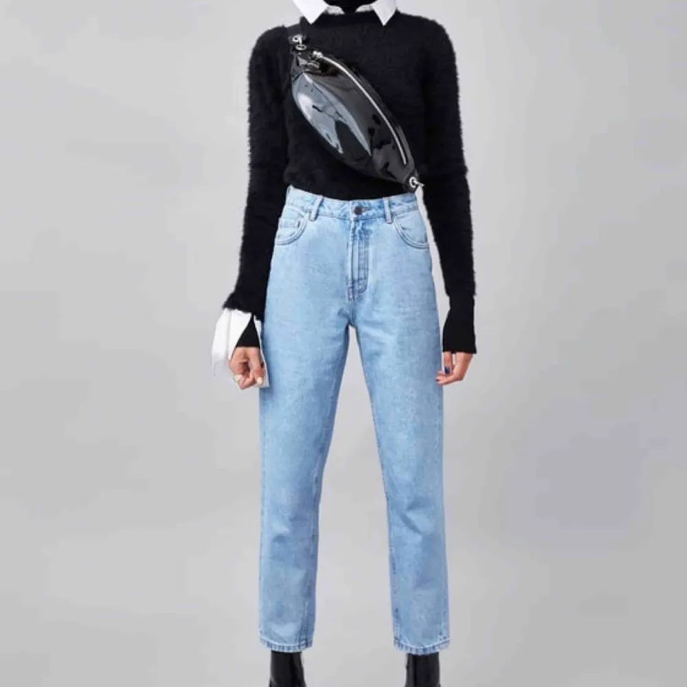Zara vintage mom jeans. Säljer pga köptes i fel storlek :(  Fin skick , använt några ggr bara . Jeans & Byxor.