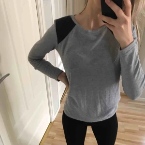  - Grå tröja med fejkskinn på axlarna. I gott skick och köparen står för frakt:)