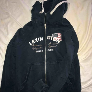  - Säljer nu min lexington luvtröja, använd någon gång för nått år sen men sen blivit hängande. En vanlig zipup hoodie, ordinarie pris 1299kr ☺️