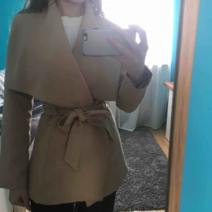  - Snygg kappa!! Sömmen har gått upp på 2 ställen på höger sida men märks knappt, & sömmen har lossnat en del på insidan av högerarmen men bara på insidan så är bara att sy ihop det tunna innertyget. Annars superfint skick! Möts upp eller skickar mot frakt