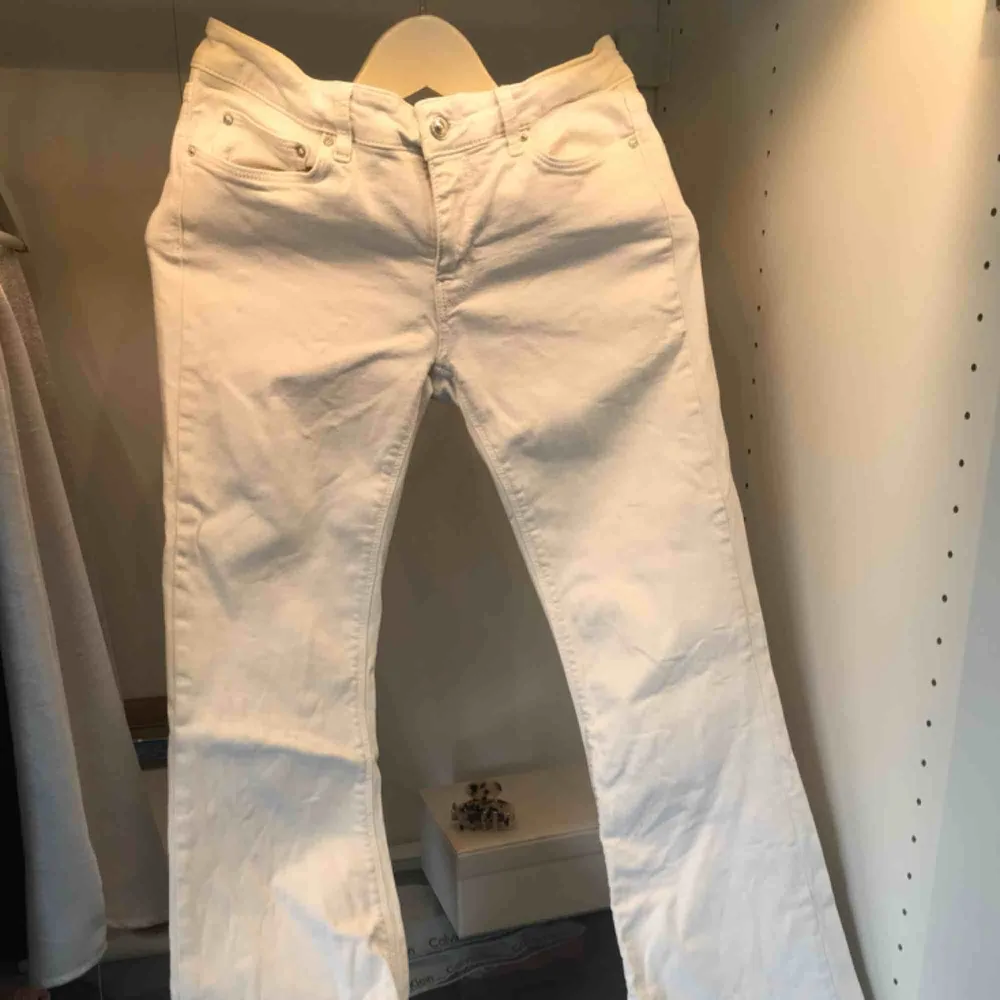 Vita lågmidjade bootcut jeans från Zara med slitningar längst ner. Storlek 38, fint skick. Köparen står för frakt!. Jeans & Byxor.