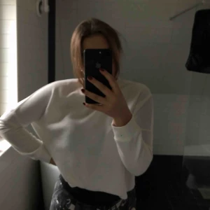  - Croppad collegetröja som går att använda till allt!! Möts upp eller fraktar