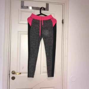  - Ett par jätte sköna tränings tights, använda ett fåtal gånger. Möts upp i Uppsala eller så står köparen för frakt!:)