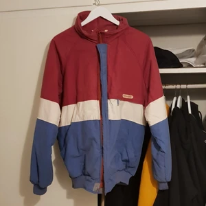  - Vintage reversible Tenson jacka. Bra skick för att vara så gammal, säkert från 80-90-talet någonstans. Väldigt fin jacka med fina färger. Går att vända ut och in för att få en helt ny look.