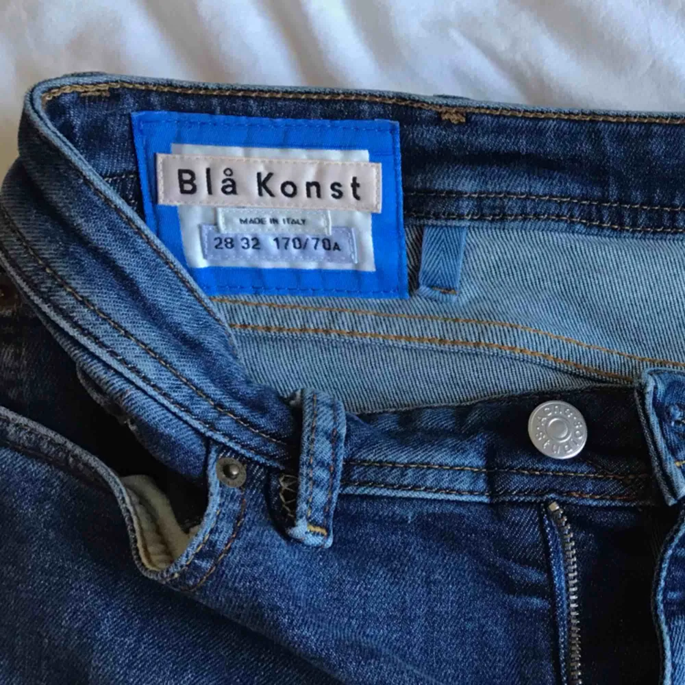 Acne blå konst mörkblå jeans low waist. Sparsamt använda, inga flaws🦋 size🧷w:28 l:32.. Jeans & Byxor.