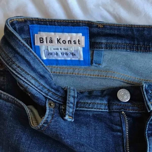  - Acne blå konst mörkblå jeans low waist. Sparsamt använda, inga flaws🦋 size🧷w:28 l:32.