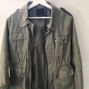  - Militärjacka storlek 40 men är snygg oversized! 