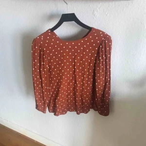  - Söt prickig blus med knappar på ryggen, endast använd en gång så i fint skick. Storlek S. Frakt är inräknat i priset 💌 från djur- och rökfritt hem ☀️