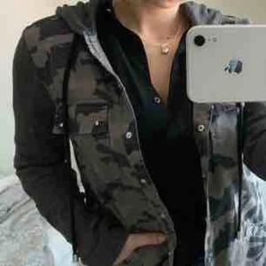  - militär hoodie/kofta från River Island ☺️