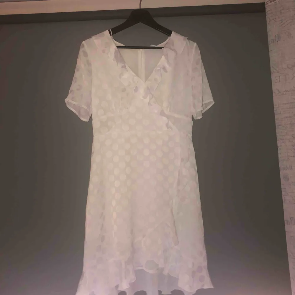 Superfin vit sommar/studentklänning från Vero Moda. Endast använd en gång så i mycket fint skick! :). Klänningar.