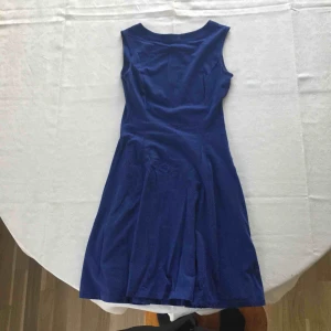  - Blå klänning med hög hals från Uniqlo. Perfekt till våren och sommaren.