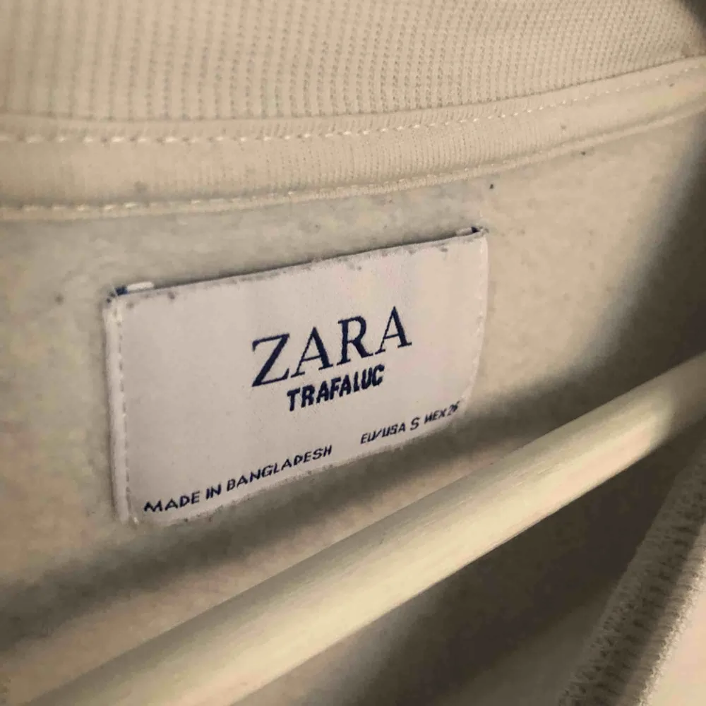 Vit tröja från Zara, köparen står för frakt!. Hoodies.