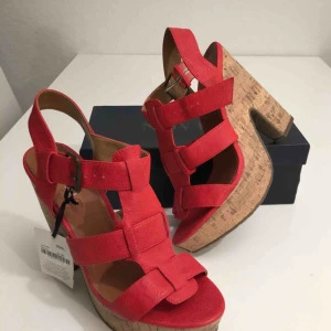  - Nya, aldrig använda, höga platåklackar i läderimitation (ser ut som läder) i fin rosa nyans, supersköna på foten och provat gå i dem hemma - väldigt bekväma! (nypris 599kr)