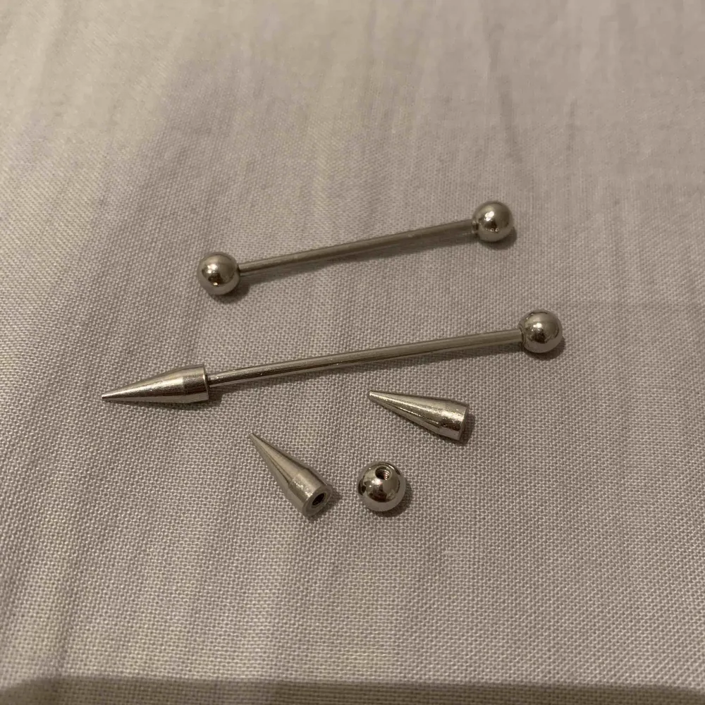 Silver, industrial piercing . Accessoarer.