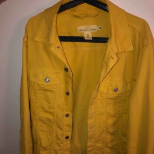  - Säljer en jeansjacka från H&m i gult. Säljes för 130 kr + frakt. Oversized i storleken 