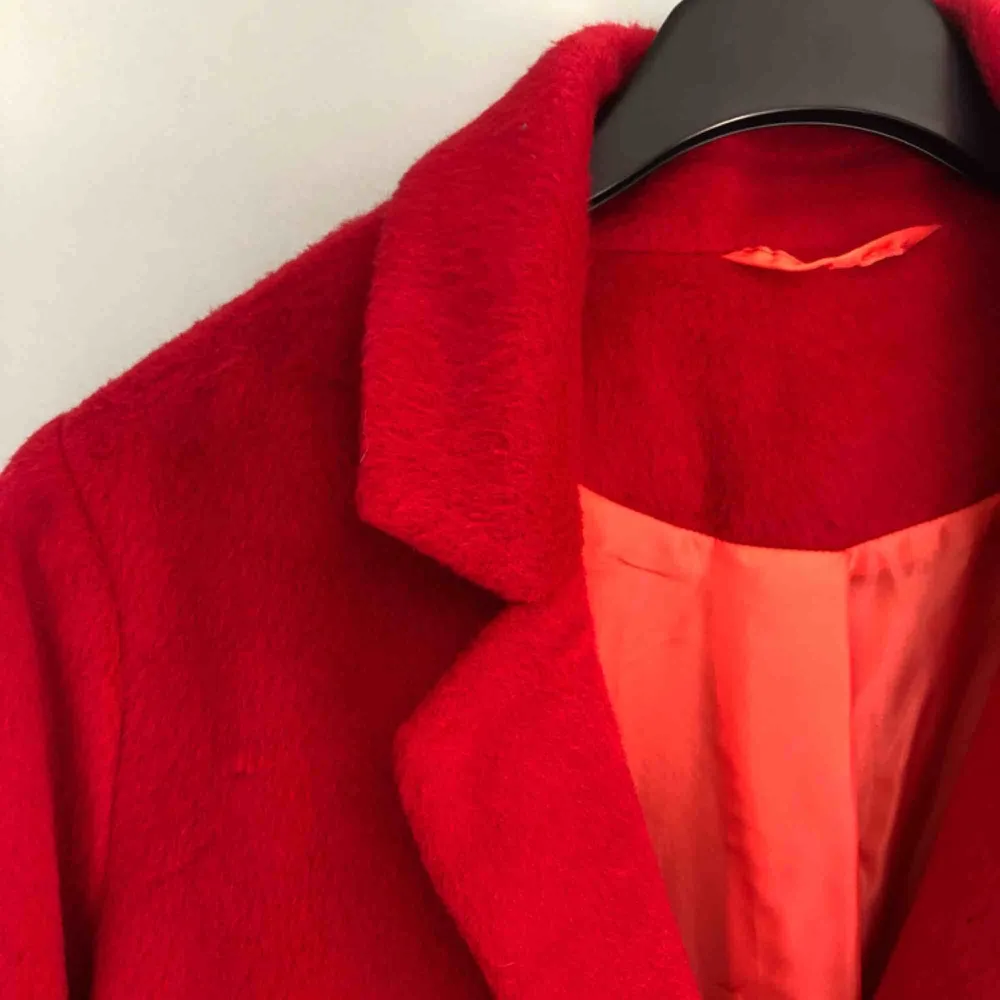 Röd kappa, rak i modellen, helt oanvänd. Köpt i London. Superfin! :) . Jackor.