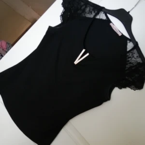  - Helt oanvänd topp från Giorgia. Spets på axlarna och strass vid urringningen. Superelegent men tyvärr fel storlek för mig därav det låga priset. 🌸