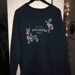  - Super mysig marinblå Hollister tröja! Är i storlek M men passar även L. Köparen står för frakten, kan mötas upp i Lund