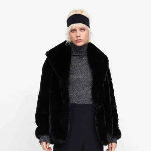  - Säljer denna fina fusk pälsjacka från Zara✨Nyskick✨då den bara är använd en gång! Säljer pga fel storlek😔 Ny pris 999kr! frakt ingår i priset! 