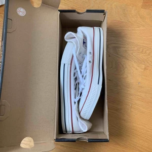  - Säljer oanvända och fräscha Converse!