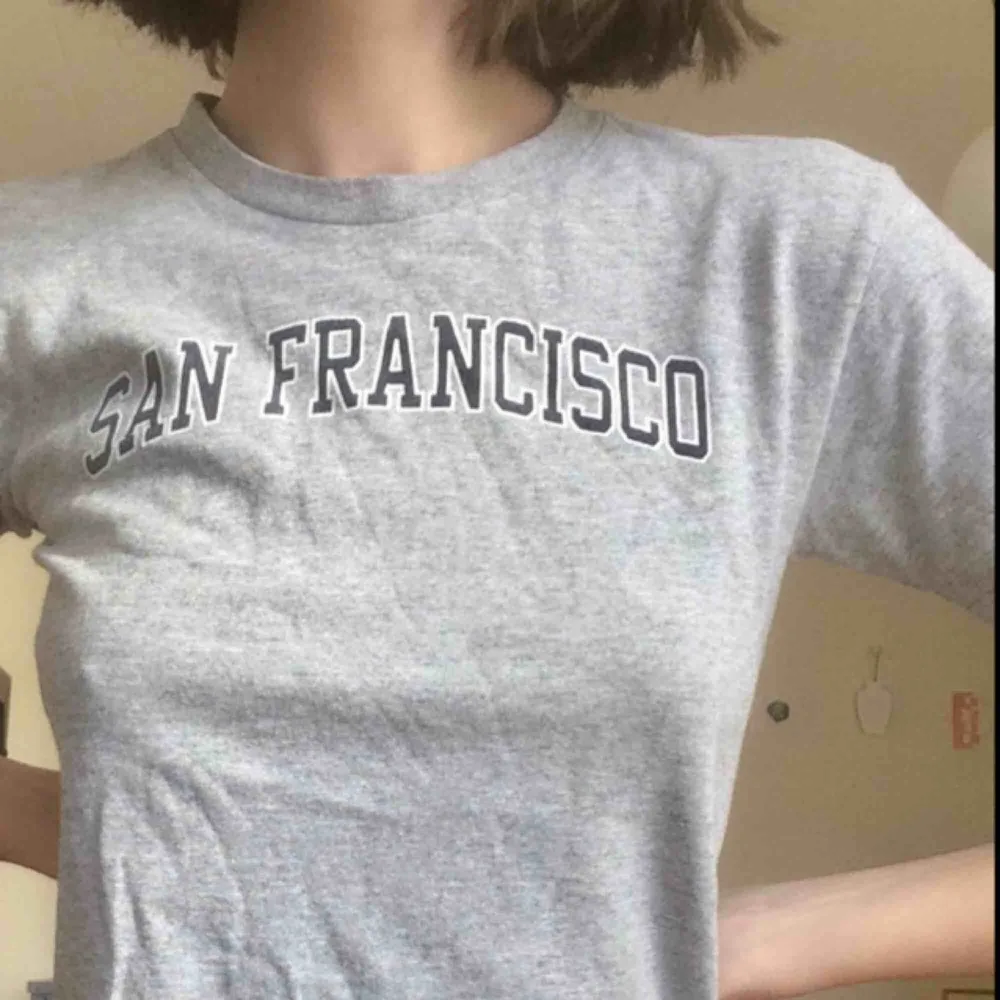 🌹SAN FRANSISCO TISHA✨ Svincool tisha som går att ha till allt! Skön är den också:) Möts upp i Sthlm eller så står köparen för frakt⭐️. T-shirts.