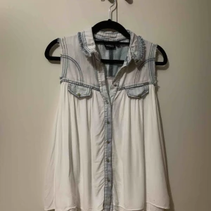 Tops - Topp från ONLY, storlek s, fin skick, finns i Odenplan, kan skicka via post, 