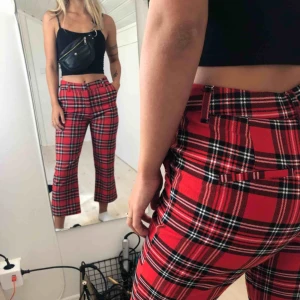  - Rutiga kostymbyxor som är vida nertill. Väldigt sköna endast använda 1 gång