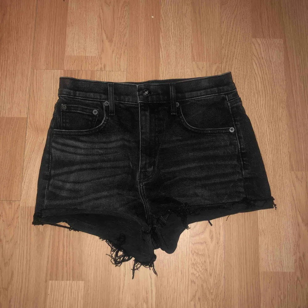 Shorts köpte förra sommaren (2018) på JC och är från deras egna märke Crocker. Shortsen är använda få gånger och i fint skick. De är svarta med gråa ”blekingar”, högmidajde och rätt korta. Skulle beskriva dem som xs/s. Shorts.