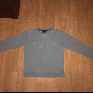  - Sail Racing est. 1977 college tröja.  Grå i färg. Stämmer i storlek