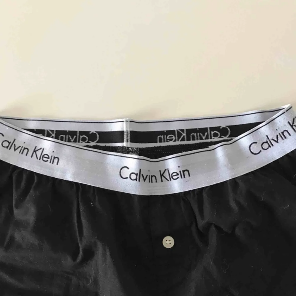 Calvin Klein mysbyxor  Superhärliga —> helt nya Frakt tillkommer! . Jeans & Byxor.