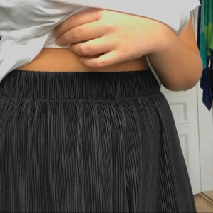  - Supersnygga räfflade svarta byxor från weekday. Aldrig använda!