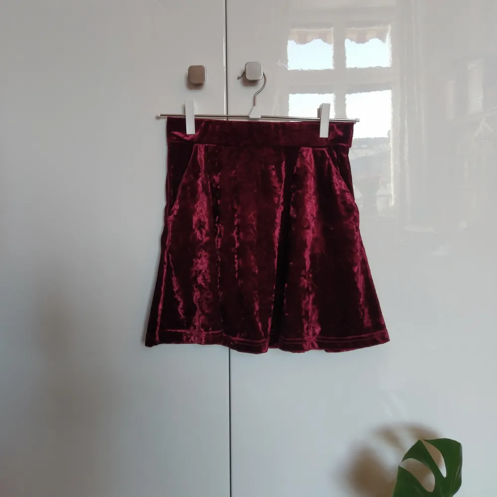 Kort, röd kjol i krossad sammet från topshop petite. Jättesöt modell med fickor (!!!) i härligt mjukt tyg. Är lite i kortaste laget för mig som är 166cm så den passar bäst på en kortis! Inte lika stark röd färg som på bilderna. Upphämtning i Stockholm ✨   Polyester & nylon. Kjolar.