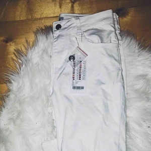  - Snygga oanvända jeans med ”push up” effekt på rumpan. Stl m men mer som s/xs
