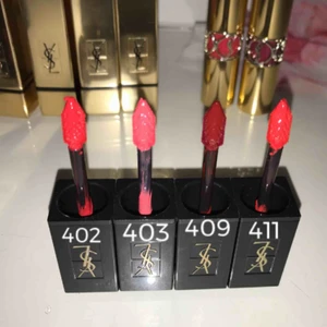  - Läppglans från Yves Saint Laurent kollektionen vernis a lévres vinyl cream i färgerna 402, 403, 409 och 411. Nypris: 390kr mitt pris: 270kr eller två st för 500 Oanvända, endast swatchade på handleden. Skriv för fler bilder!