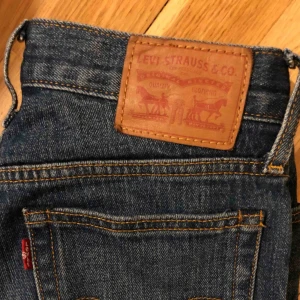  - Levis-brallor. Vet inte vilken modell, men dom är skitsnygga! Knappar framtill och avklippta - snyggt slitna. Sparsamt använda.