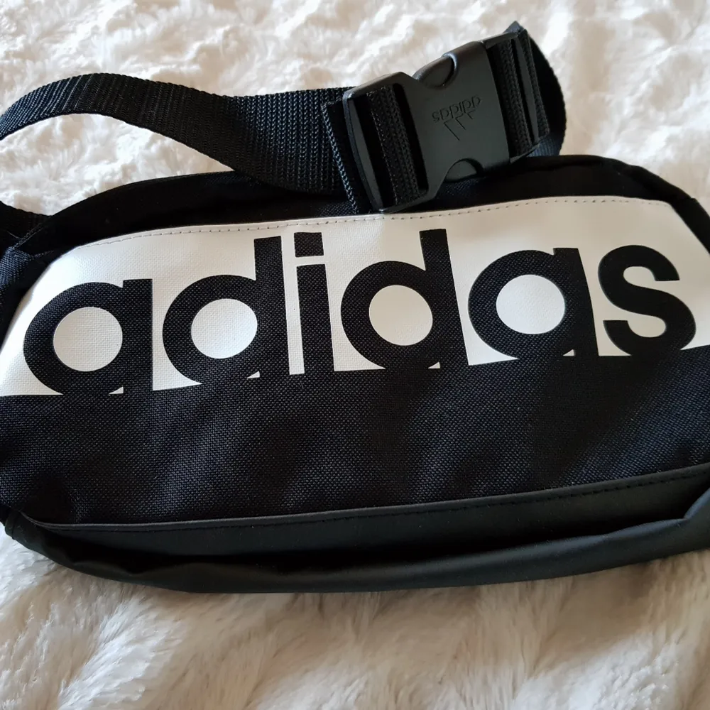 Helt nytt fannypack från Adidas, aldrig använt. Frakt ej inkluderat.. Väskor.