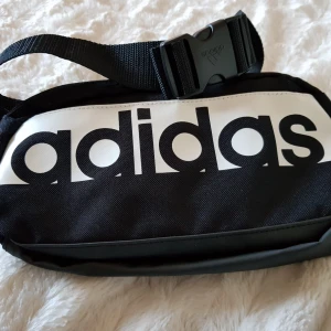  - Helt nytt fannypack från Adidas, aldrig använt. Frakt ej inkluderat.