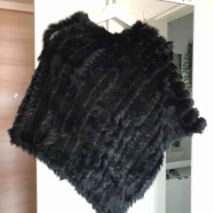  - Äkta pälsponcho, använd 1 gång. 