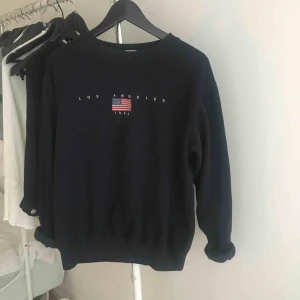  - Tröja köpt från Brandy Melville ett år sen. Tröja är i bra skick! 