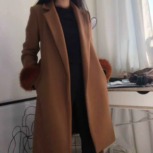  - Snyggaste kappan från Zara!! Köpt för 1400 kr och har nog aldrig fått så många komplimanger för något klädesplagg som jag fått på denna. Tyvärr finns det ett hål i ena fickan, därav priset. Men går att sys igen. Frakt tillkommer