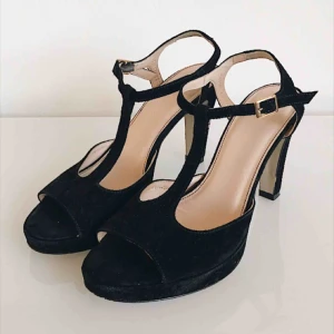  - Svarta klackar i storlek 39, använda 2 ggr och i fint skick! Nypris ca 800kr