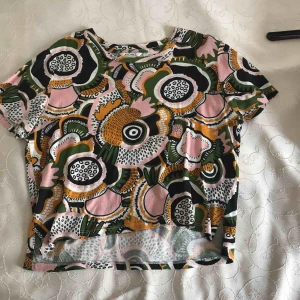  - Fin tshirt från monki , priset kan alltid diskuteras är öppen för allg