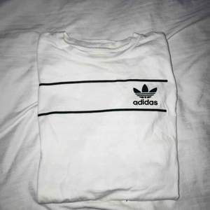 Adidas t-shirt köpt i Paris. Sparsamt använd, frakt tillkommer. 😁